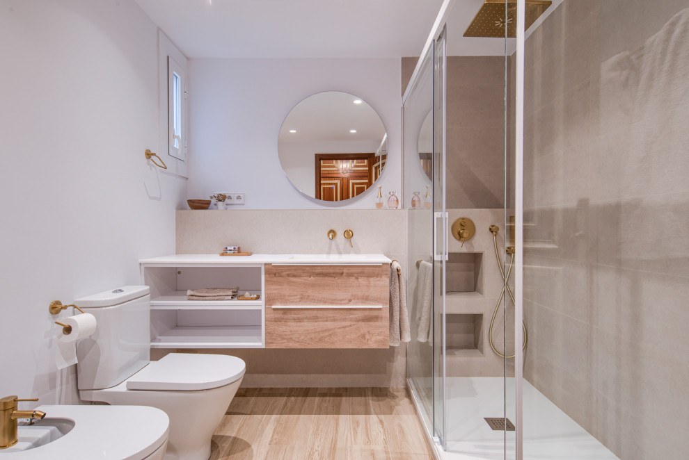 Inspiration pour une grande salle de bain principale minimaliste avec des portes de placard beiges, un carrelage beige et meuble-lavabo suspendu.