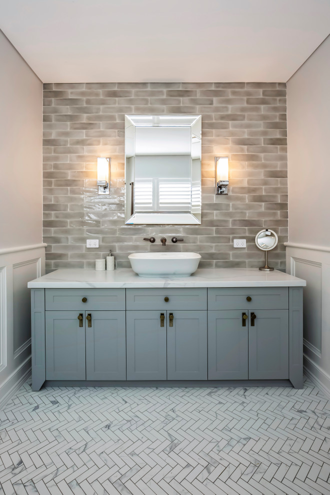 Идея дизайна: большая главная ванная комната с фасадами в стиле шейкер, белыми фасадами, отдельно стоящей ванной, душем в нише, унитазом-моноблоком, серой плиткой, плиткой кабанчик, серыми стенами, мраморным полом, настольной раковиной, столешницей из искусственного кварца, разноцветным полом, открытым душем, белой столешницей, тумбой под одну раковину, подвесной тумбой, сводчатым потолком и панелями на части стены