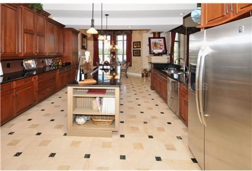 Kitchen - transitional kitchen idea in Orlando