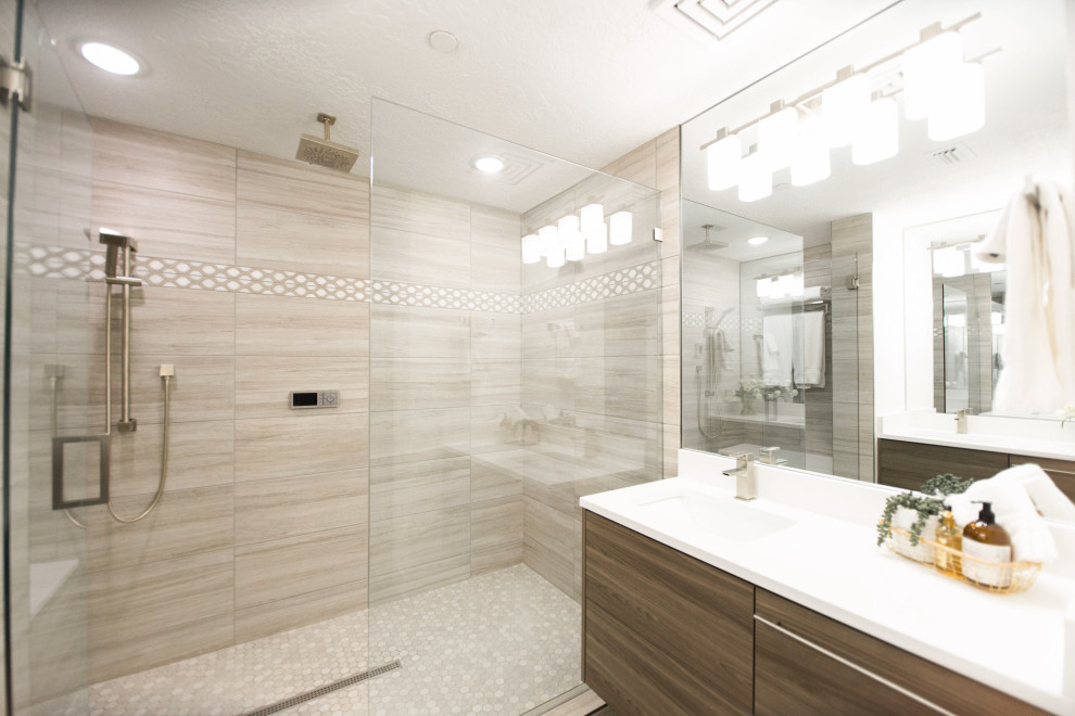 Exemple d'une salle de bain moderne avec un placard à porte plane, des portes de placard marrons, meuble simple vasque et meuble-lavabo encastré.