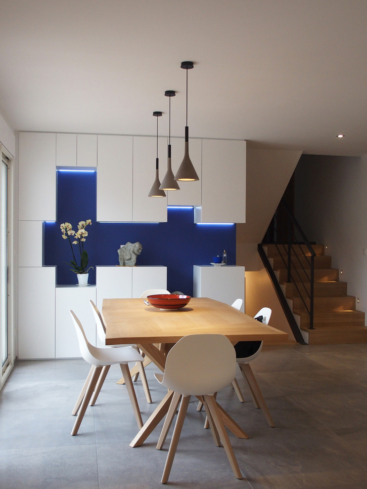 Réalisation d'une salle à manger design de taille moyenne avec un mur blanc, un sol en carrelage de céramique et un sol gris.