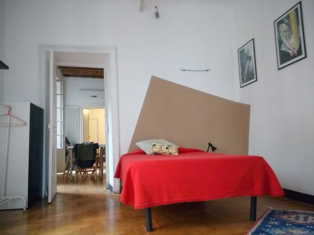 Esempio di una piccola camera degli ospiti contemporanea con pareti bianche e parquet chiaro