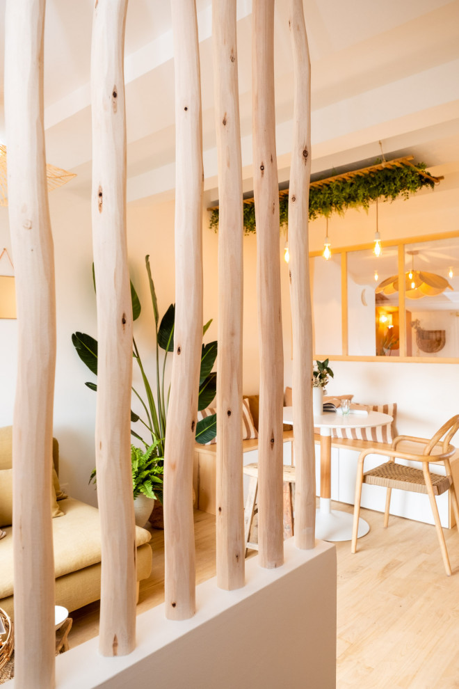 Стильный дизайн: гостиная комната с светлым паркетным полом - последний тренд