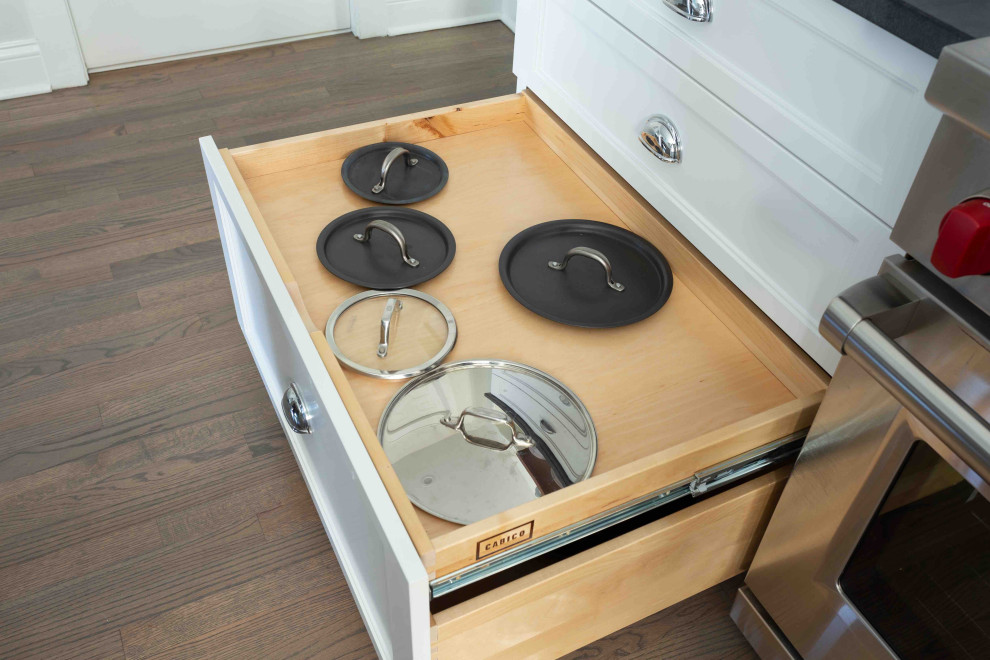 Transitional kitchen photo in Chicago