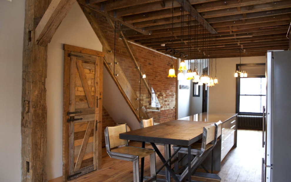 Inspiration for a rustic home design remodel in Toronto