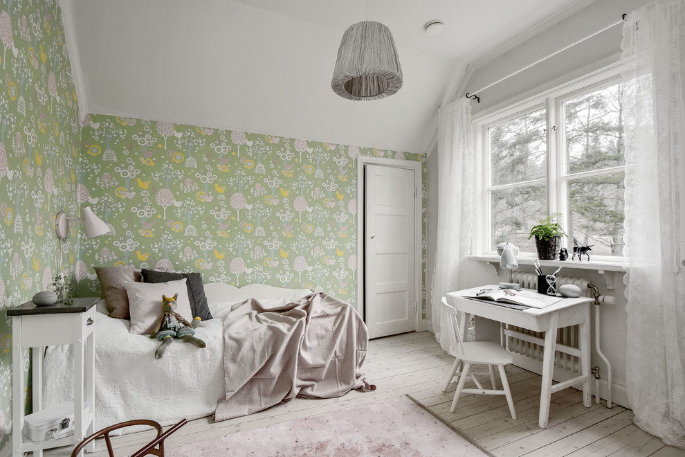 Mid-sized scandinavian kids' bedroom in Stockholm with multi-coloured walls and light hardwood floors for kids 4-10 years old and girls.