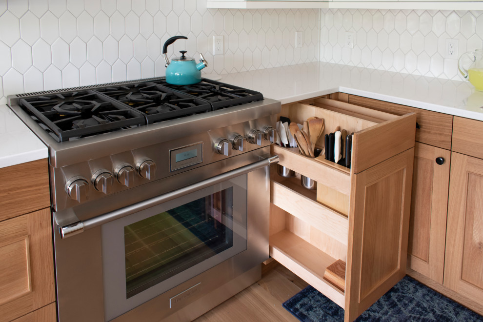 Kitchen - mid-sized transitional kitchen idea in Chicago