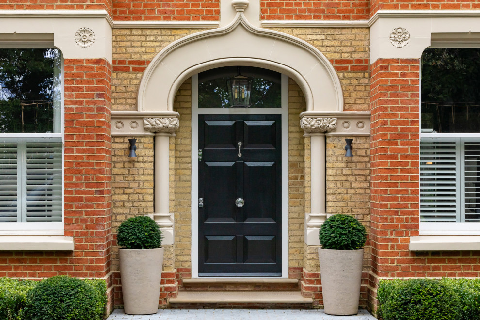 Inspiration for a traditional entrance in London.