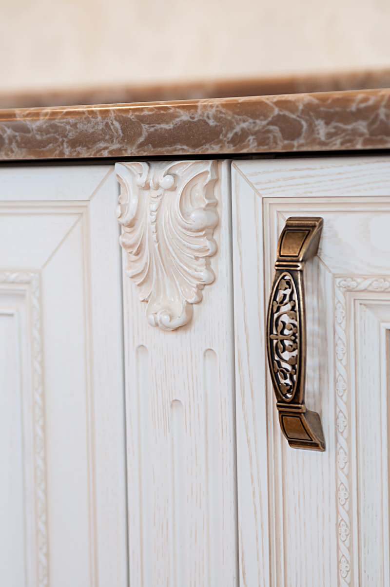 Изящный классический кухонный гарнитур