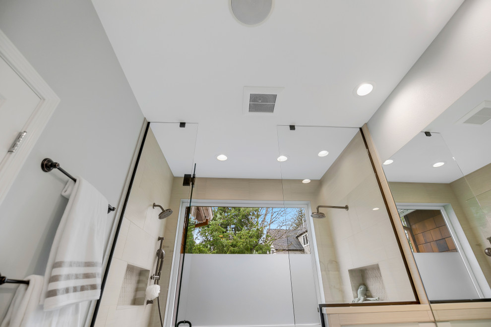 Esempio di una grande stanza da bagno padronale design con doccia doppia, piastrelle beige, piastrelle in ceramica e porta doccia a battente