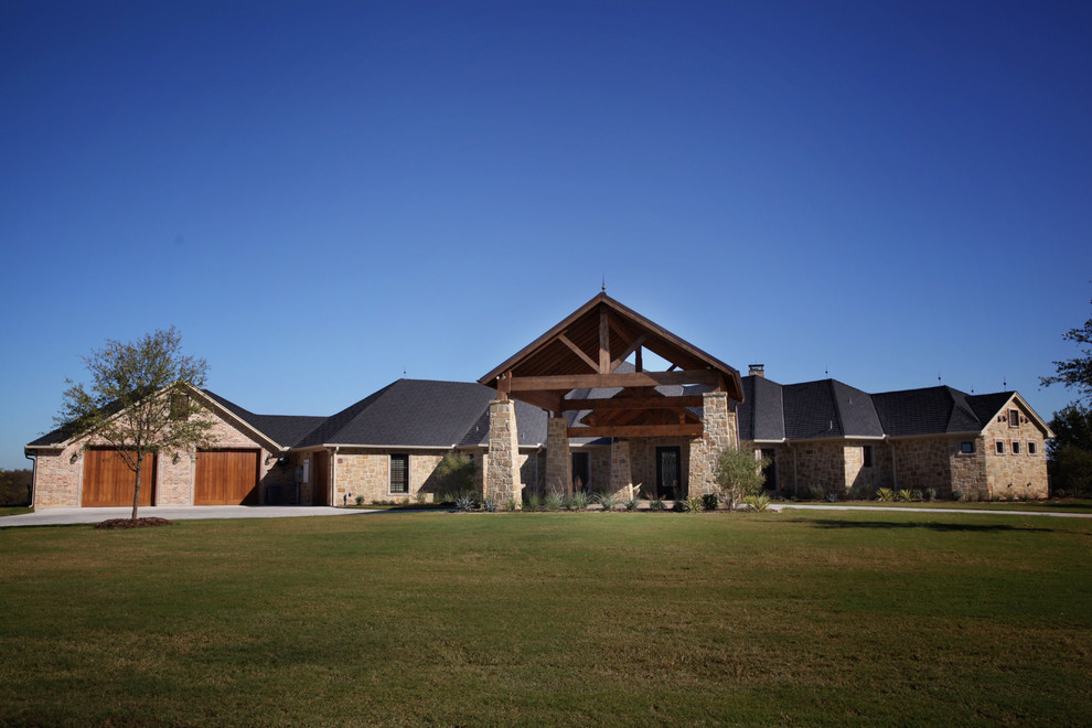 Inspiration for a rustic home design remodel in Dallas
