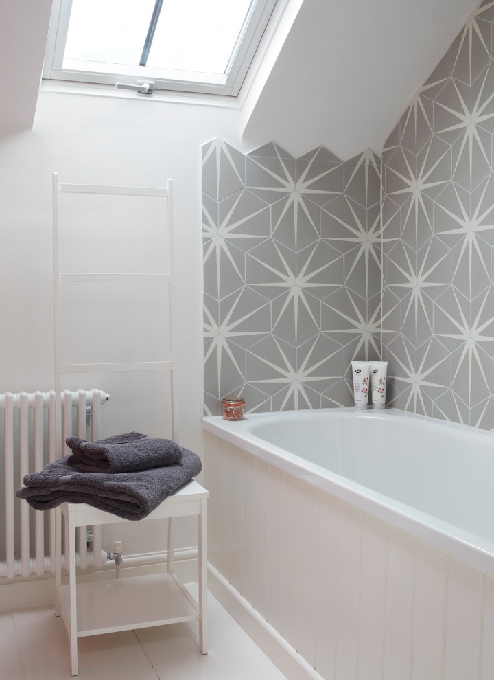 Пример оригинального дизайна: маленькая ванная комната в современном стиле с накладной ванной, серой плиткой, цементной плиткой, белыми стенами, деревянным полом, белым полом и тумбой под одну раковину для на участке и в саду