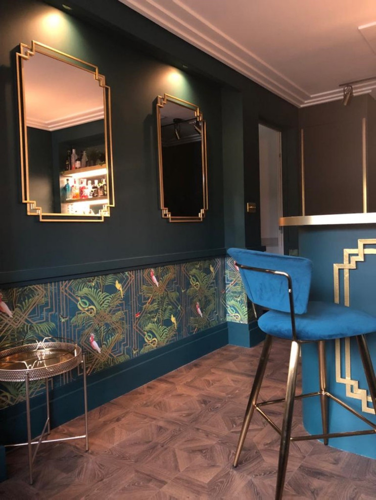 Immagine di un angolo bar senza lavandino stile americano di medie dimensioni con lavello integrato, ante a filo, ante blu, parquet scuro e pavimento marrone
