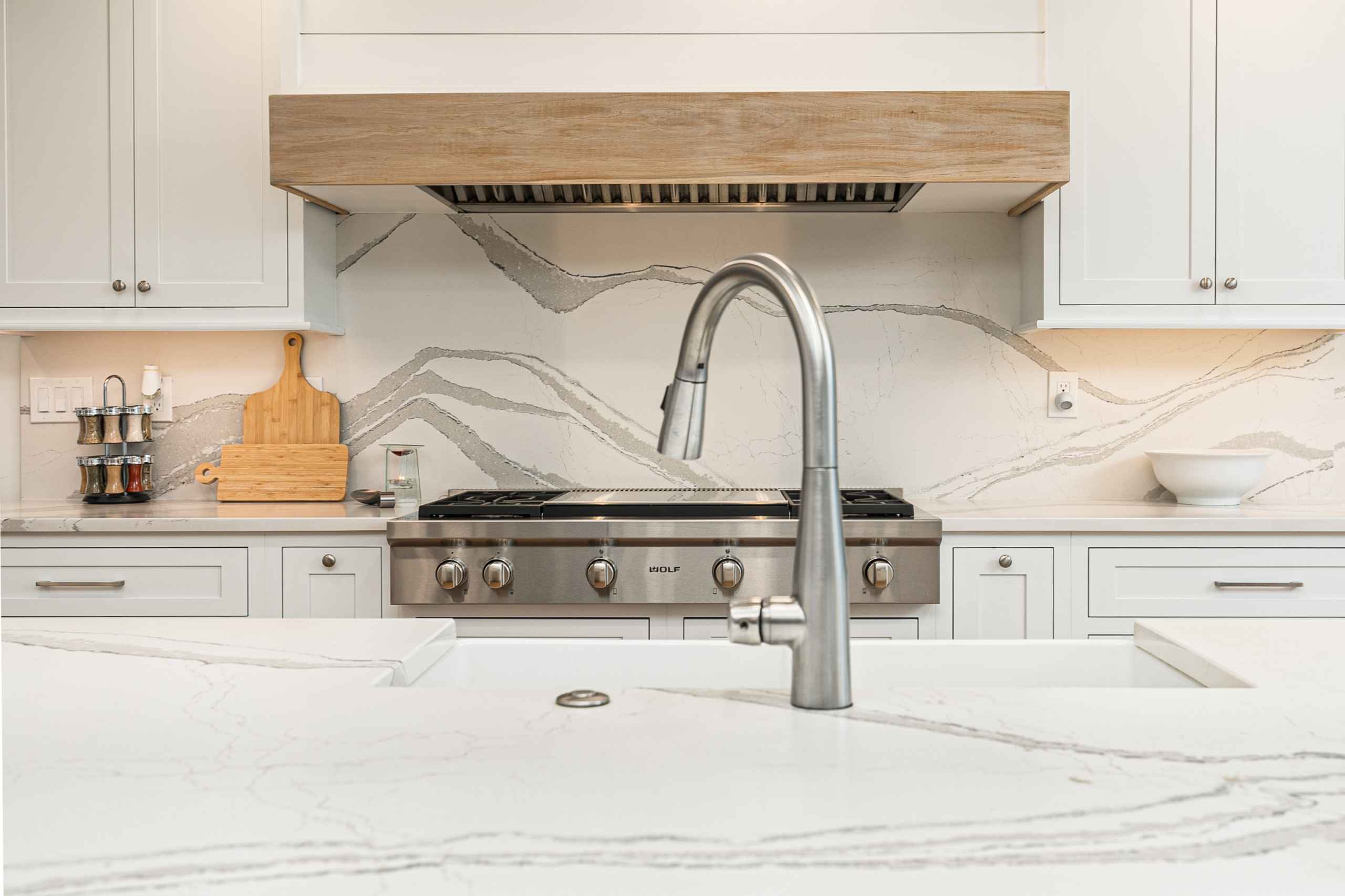 Custom Range Hood & Farmhouse Sink