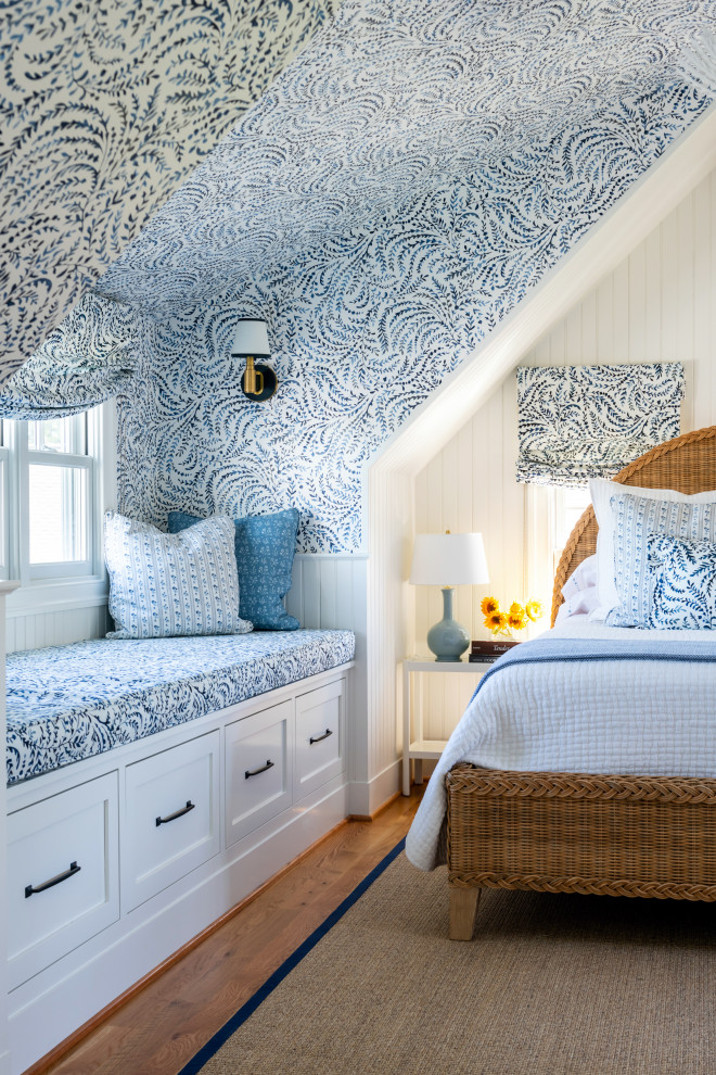 Modelo de dormitorio abovedado clásico con paredes multicolor, suelo de madera en tonos medios, suelo marrón, papel pintado y papel pintado