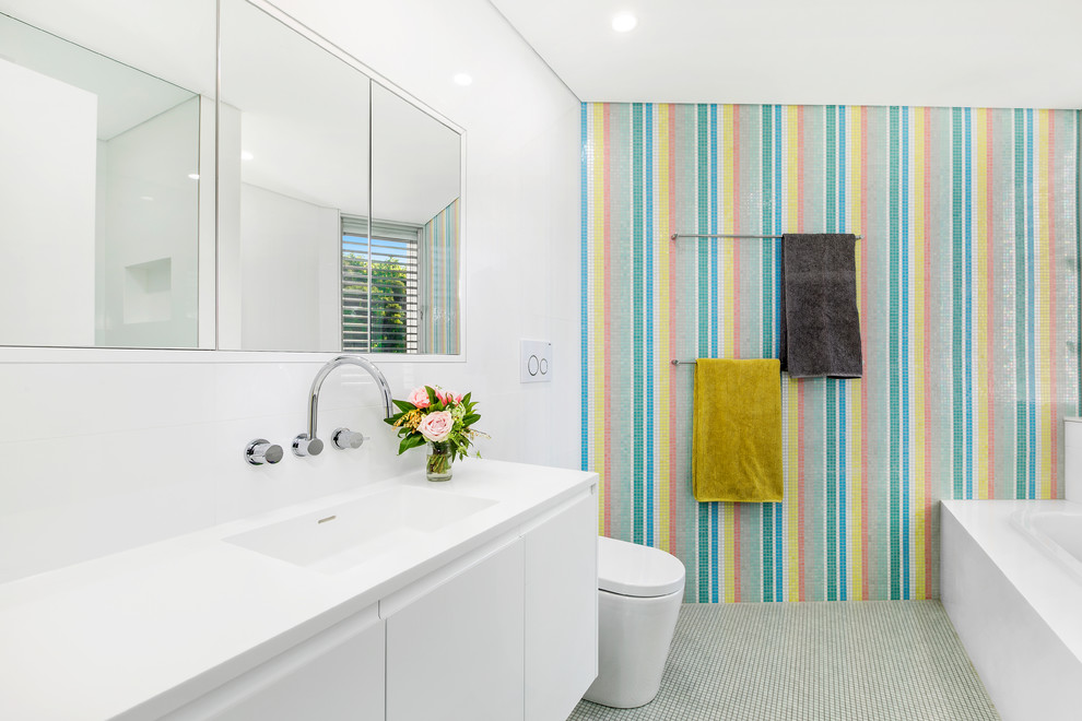 Photo of a mid-sized contemporary bathroom in Sydney.