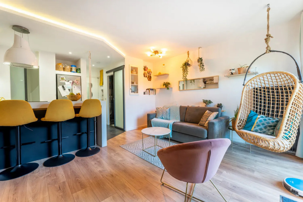 Ispirazione per un piccolo soggiorno minimal con parquet chiaro, pavimento beige e soffitto ribassato