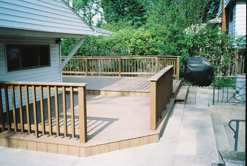 Inspiration for a mid-sized rustic backyard deck remodel in Chicago