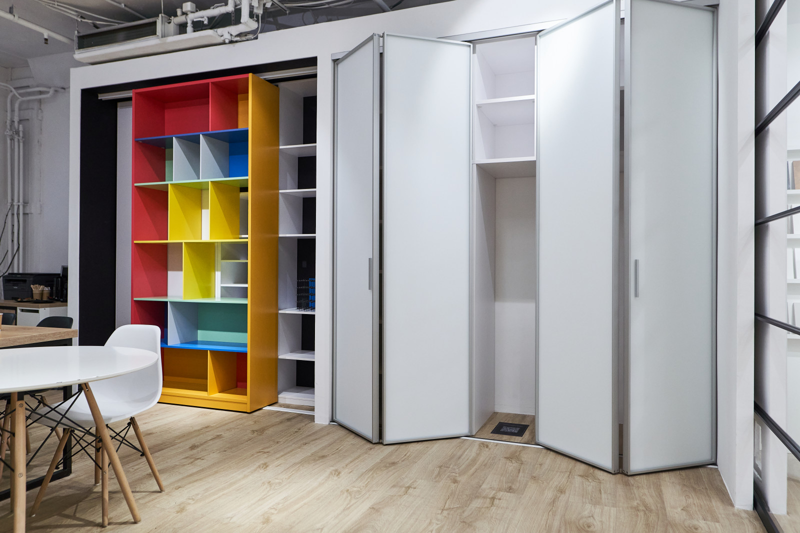 Хозяйственный шкаф со складными дверьми в профиле S1200 raumplus