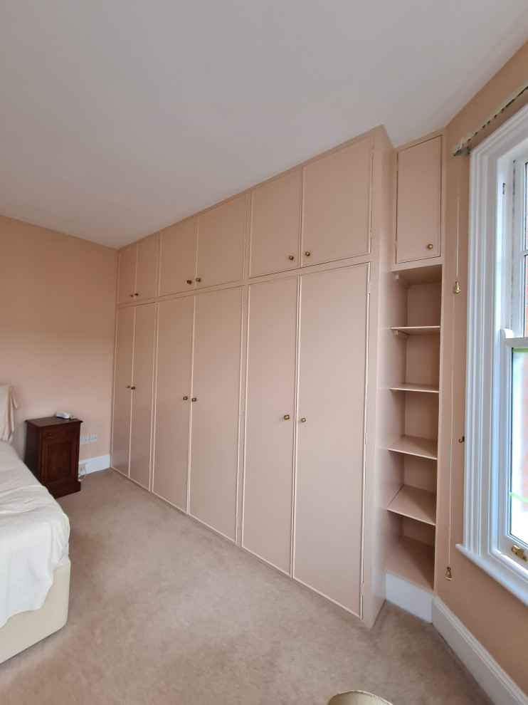 Foto de dormitorio principal tradicional grande con paredes rosas, moqueta, suelo beige y bandeja