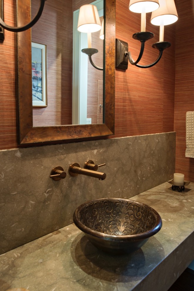 Immagine di un bagno di servizio stile americano di medie dimensioni con ante grigie, pareti arancioni, lavabo a bacinella, top grigio e carta da parati