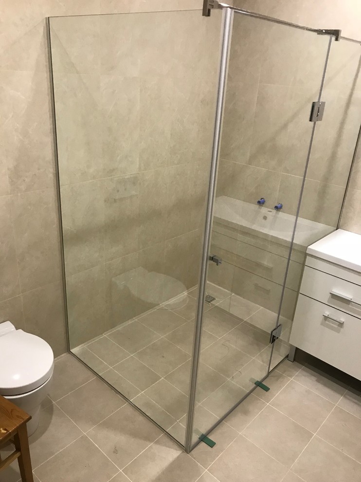 Стеклянная душевая в центре