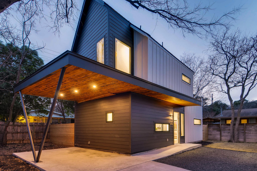 Kleines, Dreistöckiges Modernes Einfamilienhaus mit Faserzement-Fassade, weißer Fassadenfarbe, Satteldach, Schindeldach, schwarzem Dach und Wandpaneelen in Austin