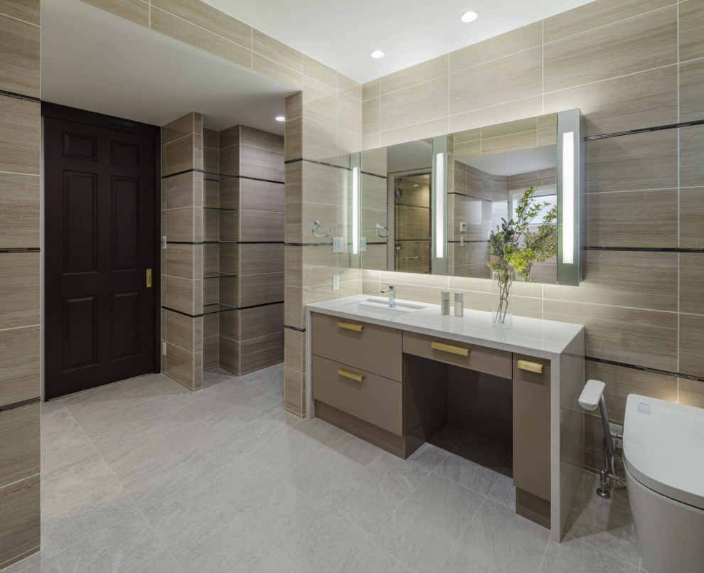 Idéer för att renovera ett amerikanskt badrum, med klinkergolv i porslin, grått golv och bruna väggar