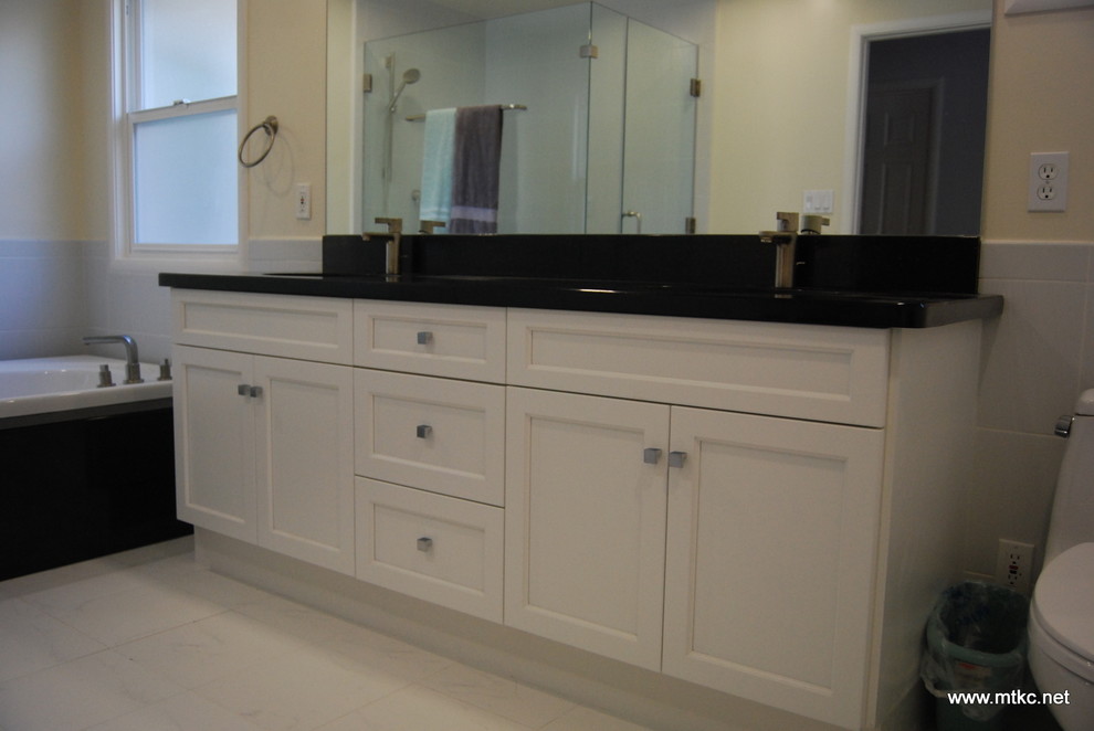 Стильный дизайн: ванная комната в стиле неоклассика (современная классика) с фасадами с утопленной филенкой, белыми фасадами, врезной раковиной и столешницей из гранита - последний тренд