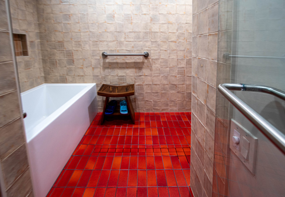 Стильный дизайн: главная ванная комната среднего размера в стиле ретро с плоскими фасадами, бежевыми фасадами, ванной в нише, душем без бортиков, унитазом-моноблоком, коричневой плиткой, керамической плиткой, бежевыми стенами, полом из керамической плитки, врезной раковиной, столешницей из искусственного кварца, красным полом, душем с распашными дверями, бежевой столешницей, нишей, тумбой под одну раковину и встроенной тумбой - последний тренд