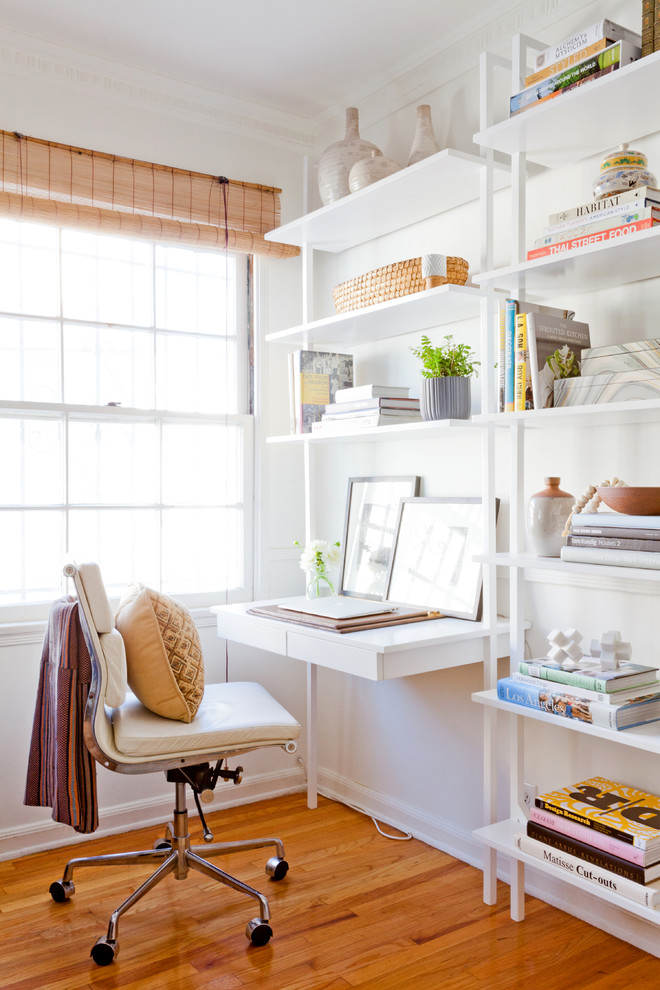 Example of an eclectic home design design in Los Angeles