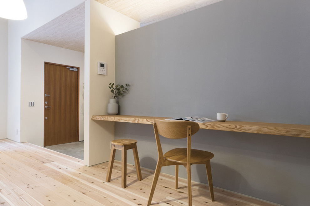 Cette photo montre un bureau avec un mur gris, parquet clair, un bureau intégré, un sol beige, un plafond en bois et du papier peint.