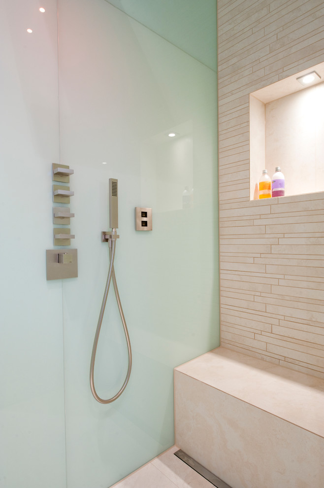 Foto de cuarto de baño actual de tamaño medio con ducha a ras de suelo, baldosas y/o azulejos beige y baldosas y/o azulejos de vidrio laminado