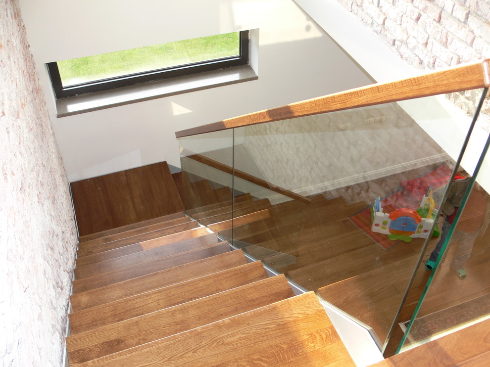 Лестница на тетива с ограждением из стекла