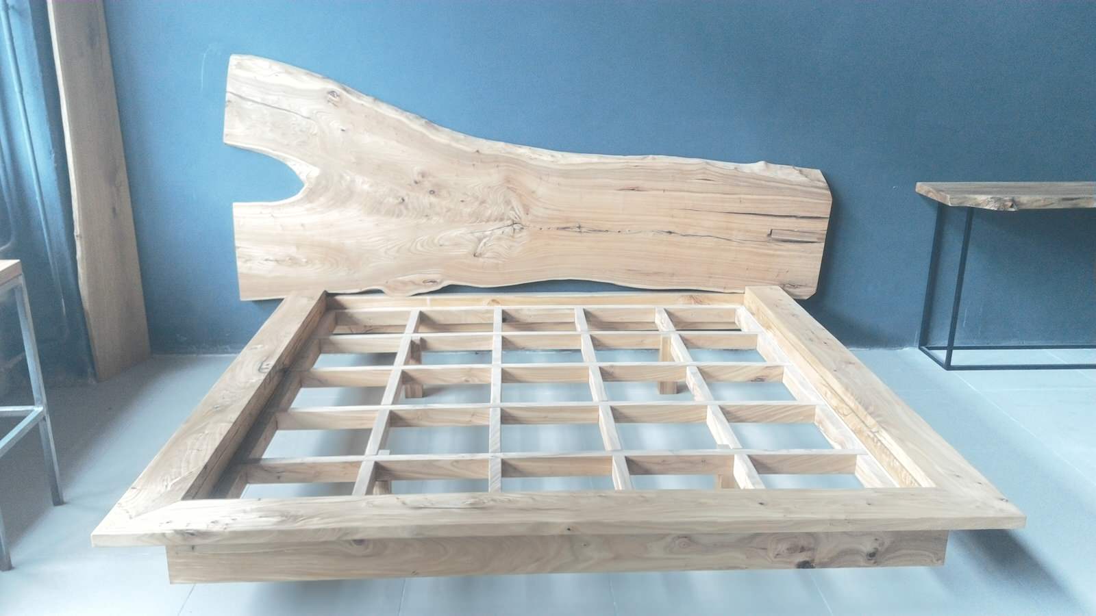 Кровать из массива карагача с изголовьем из слэба