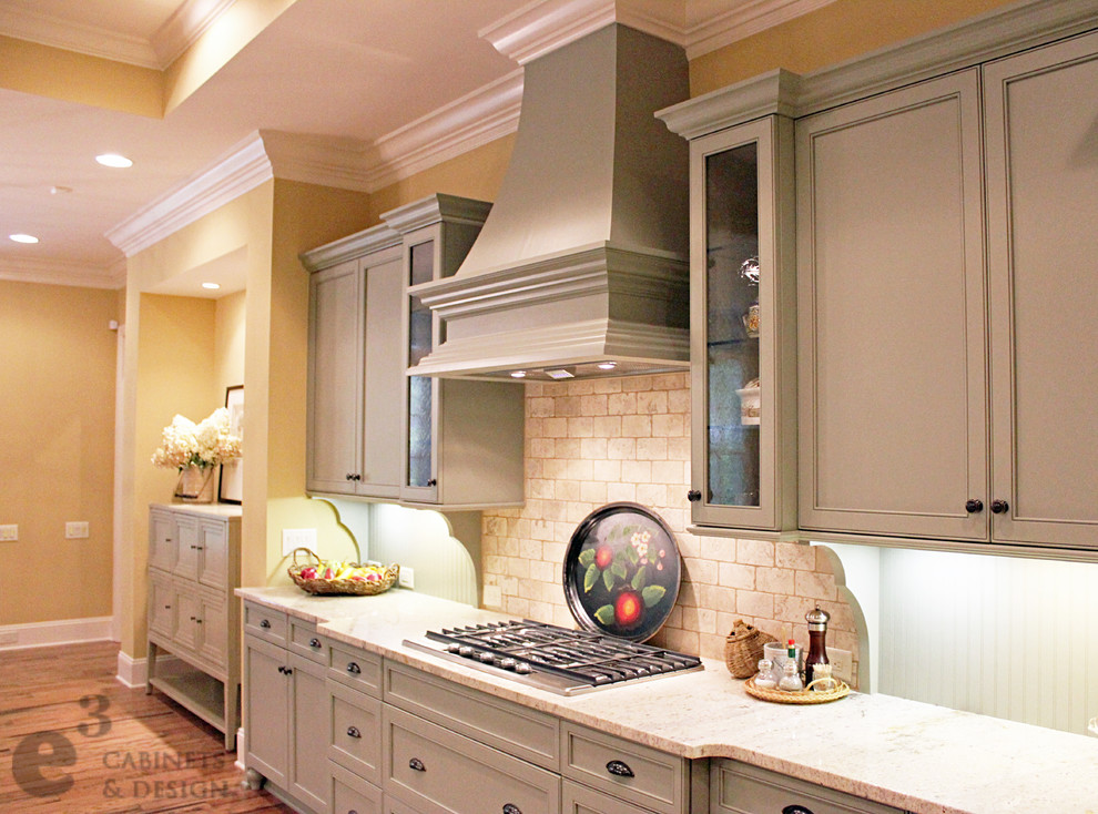 Inspiration for a transitional l-shaped eat-in kitchen remodel in Charlotte with an undermount sink