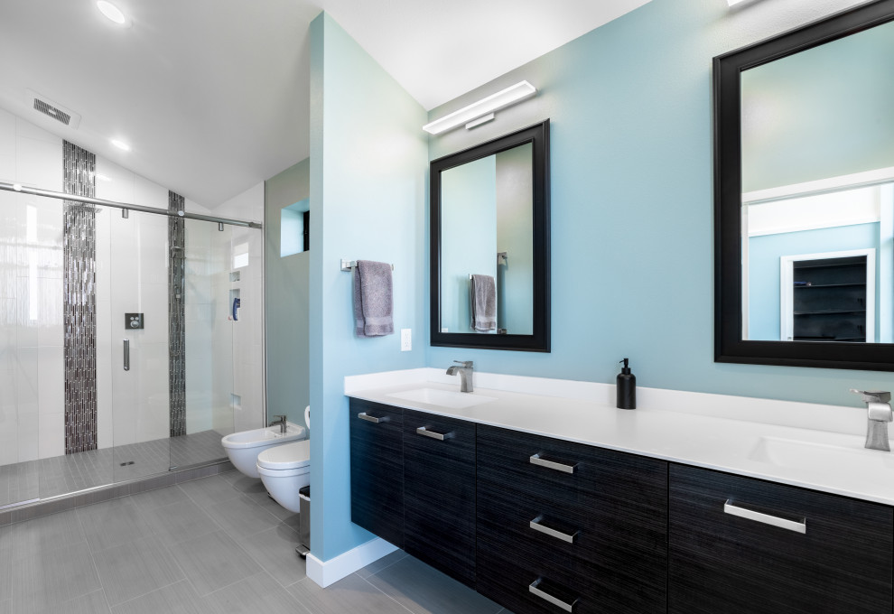 Idéer för funkis vitt badrum, med en bidé, blå väggar, klinkergolv i keramik, ett integrerad handfat, blått golv och dusch med skjutdörr