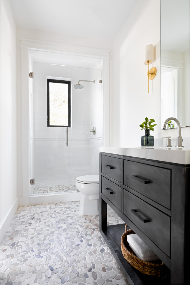 This is an example of a transitional bathroom in Miami.