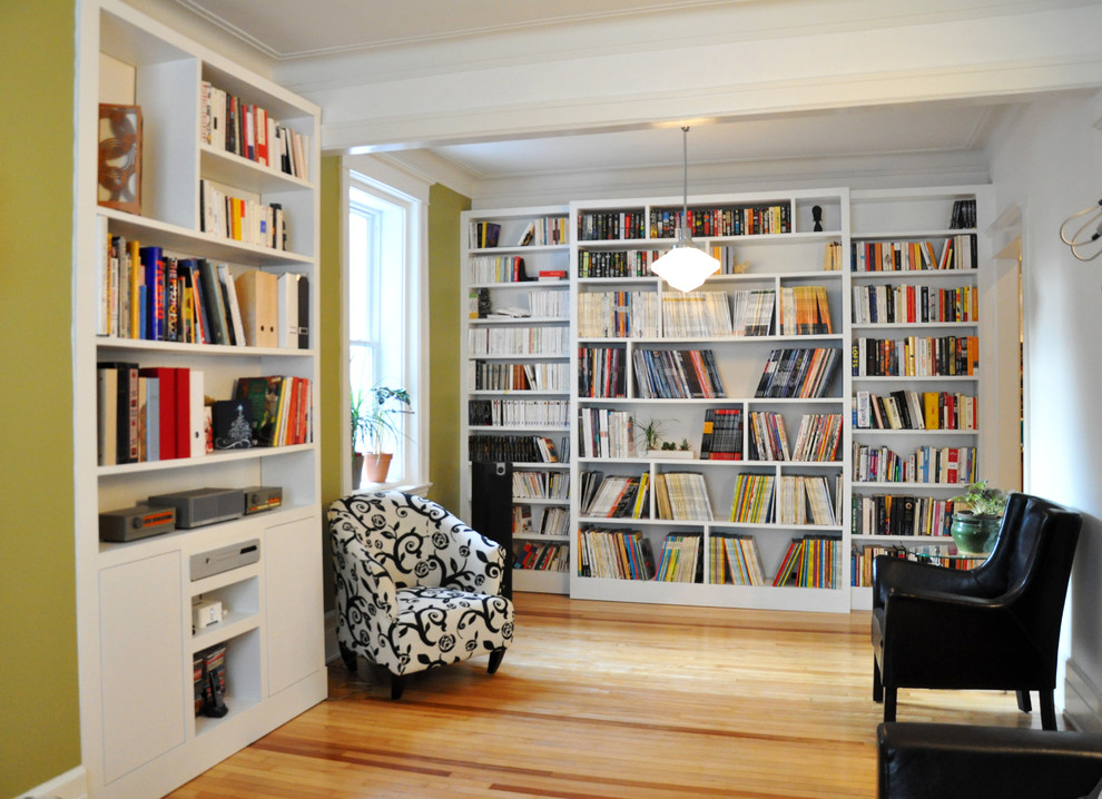 Inspiration for a traditional living room in Montreal with a library.