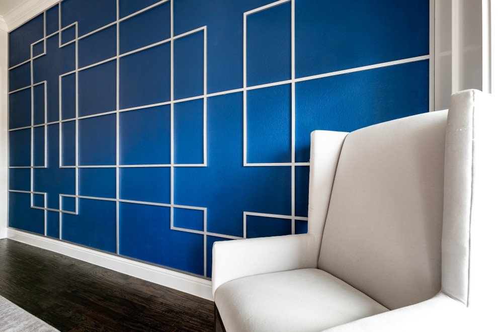 Свежая идея для дизайна: большая кухня-столовая в стиле неоклассика (современная классика) с синими стенами, темным паркетным полом, коричневым полом и панелями на стенах - отличное фото интерьера