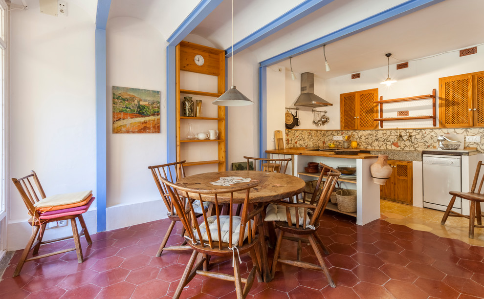 Modelo de comedor de cocina rústico pequeño con paredes blancas y suelo marrón