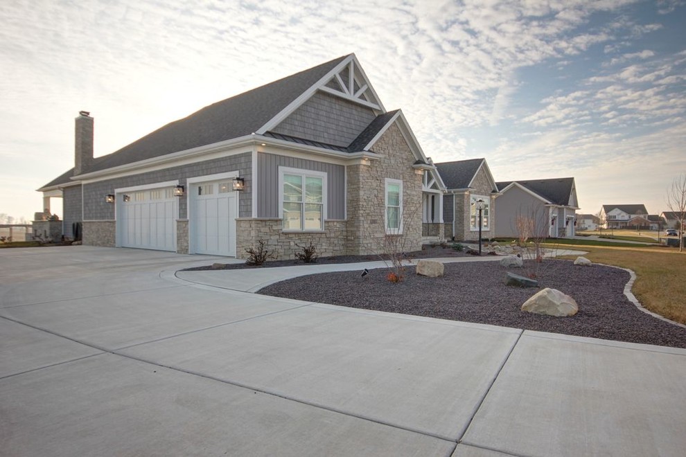 Home design - transitional home design idea in Chicago