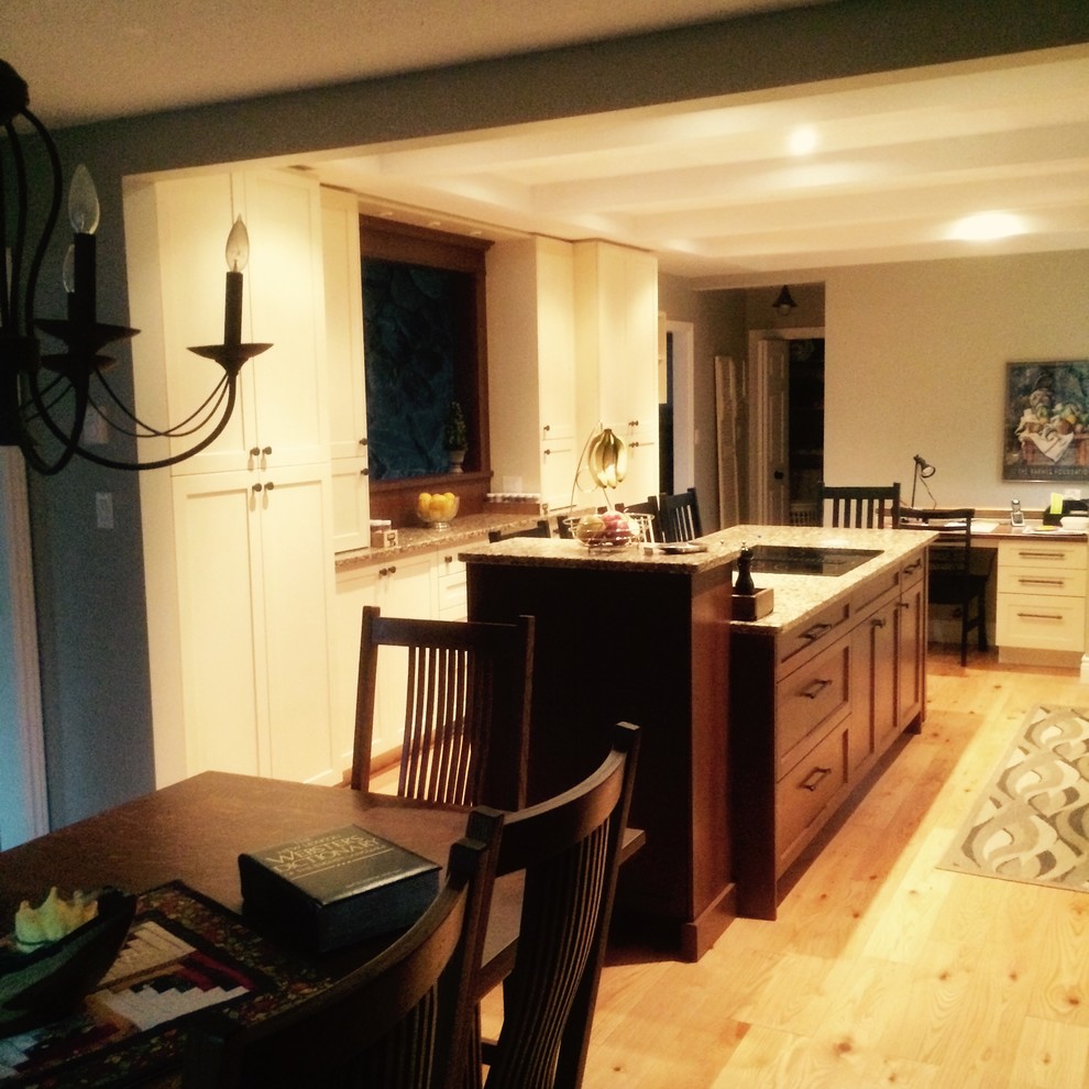 Kitchen - transitional kitchen idea in Toronto