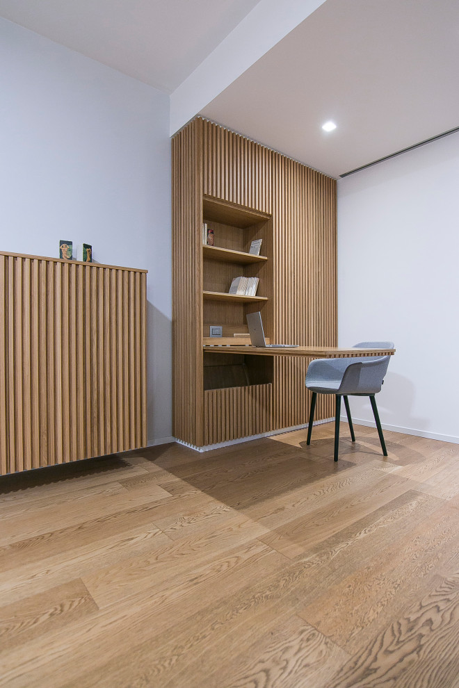 Imagen de salón abierto actual pequeño con suelo de madera en tonos medios, pared multimedia, bandeja y madera