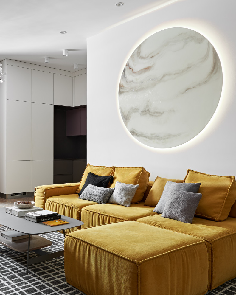 Idéer för ett mellanstort modernt vardagsrum, med vita väggar, mellanmörkt trägolv, en väggmonterad TV och brunt golv