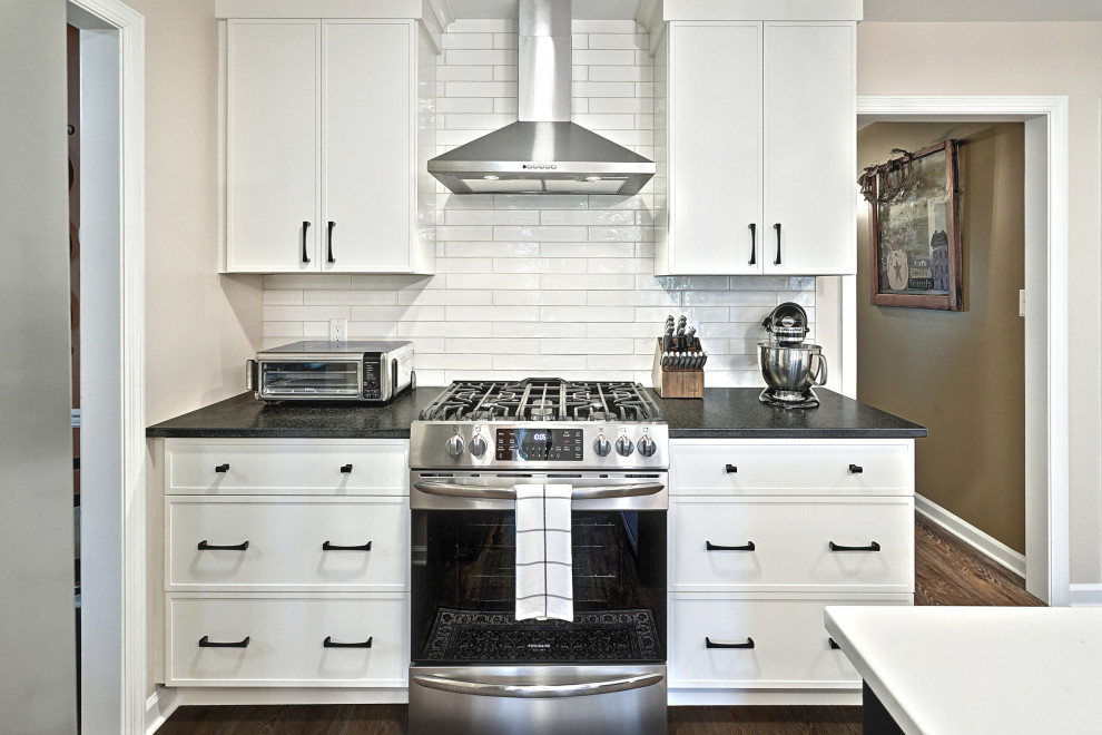 Example of a mid-sized transitional eat-in kitchen design with an island