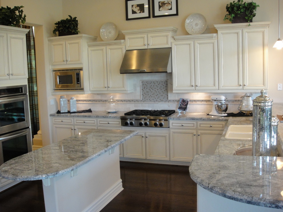Kitchen - transitional kitchen idea in Phoenix