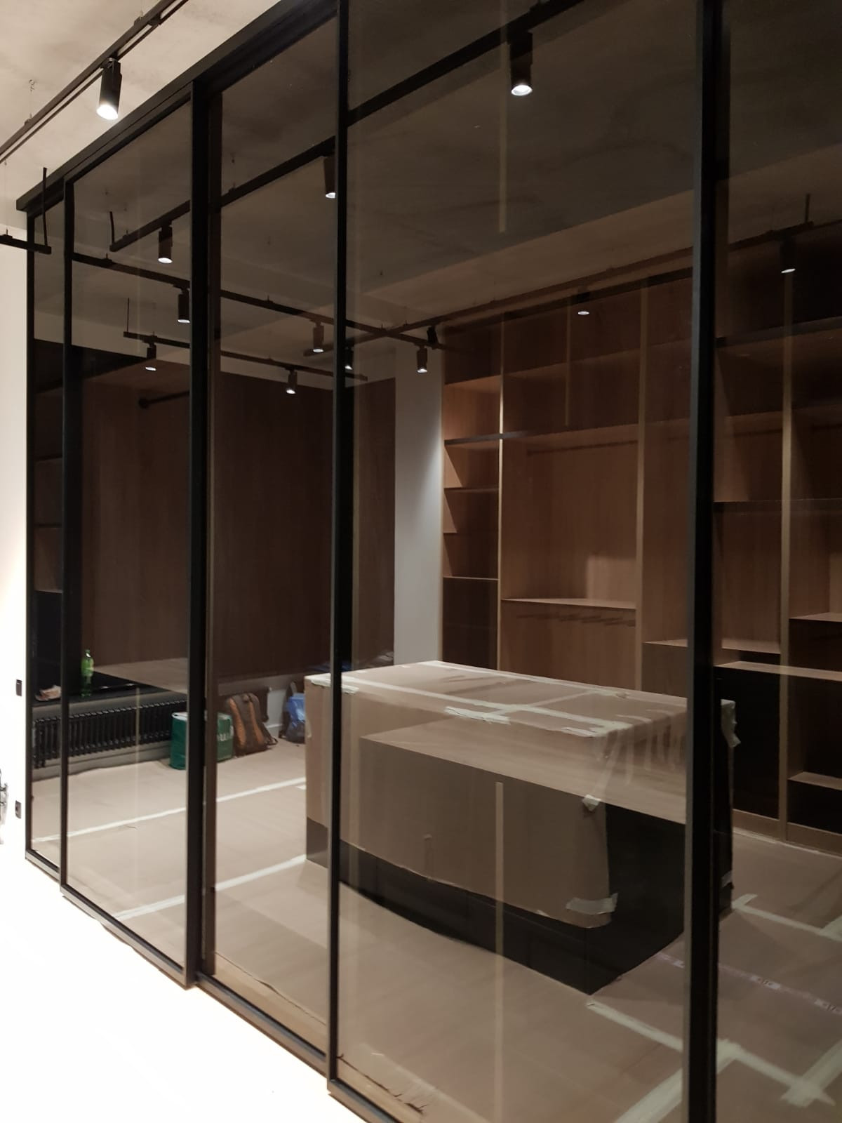 Раздвижная стеклянная перегородка в гардеробную