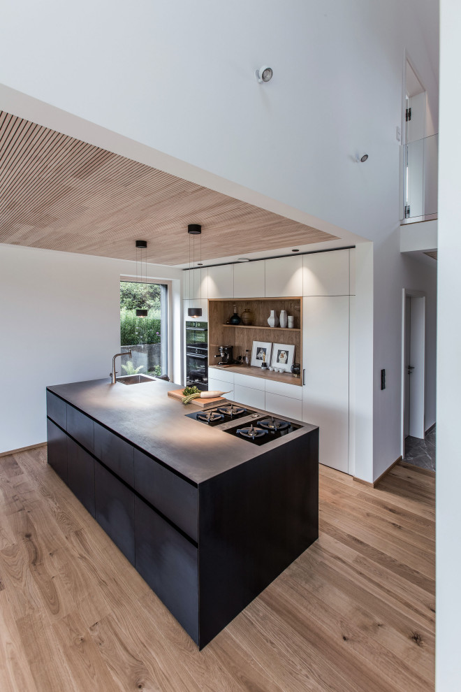 Zweizeilige Moderne Küche mit braunem Holzboden, Kücheninsel, Holzdecke und flächenbündigen Schrankfronten in München