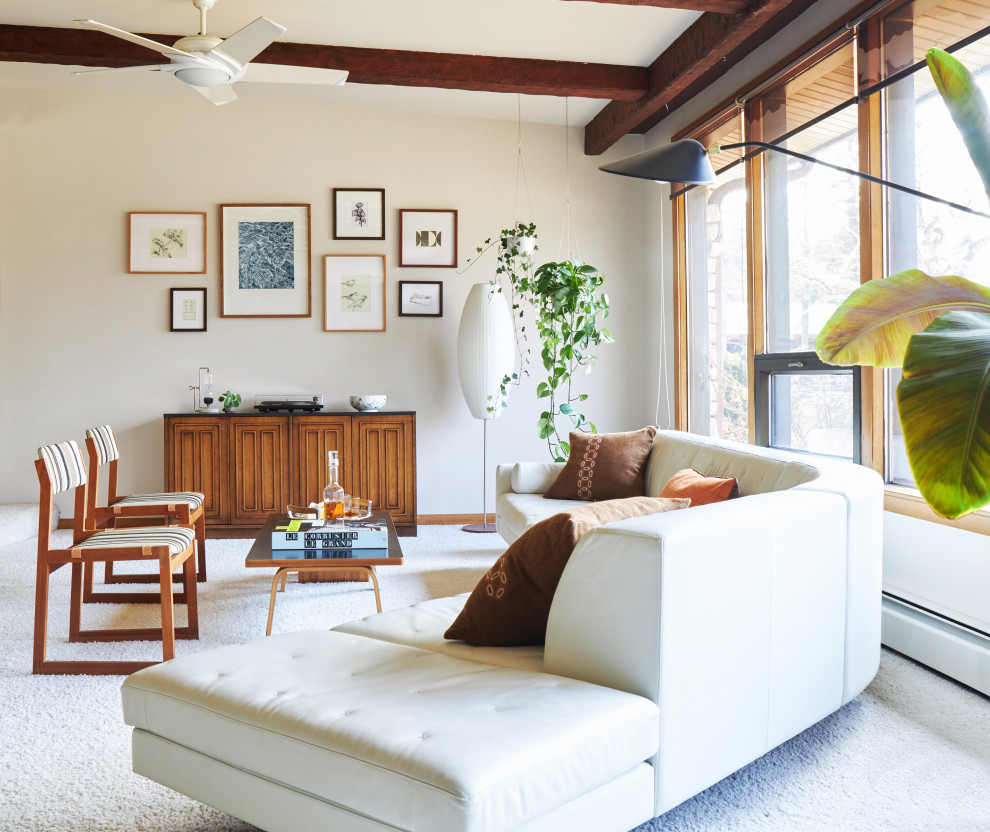 Идея дизайна: гостиная комната в стиле ретро с бежевыми стенами, ковровым покрытием, серым полом и балками на потолке